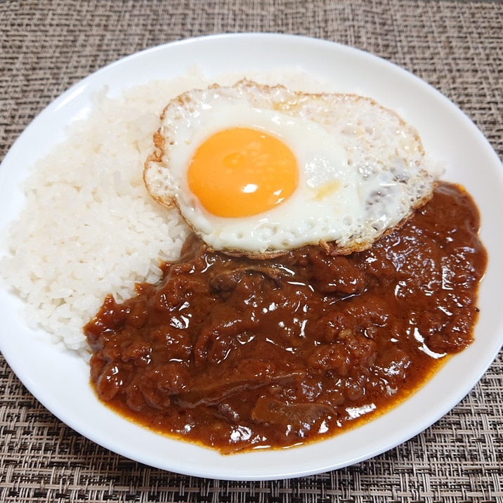 レトルトで作る目玉焼きハヤシライス